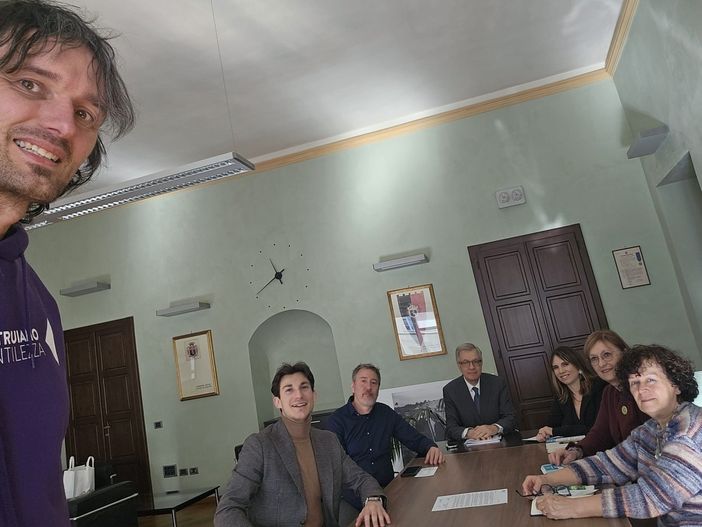 I referenti alla gentilezza di Aosta, Quart, Bollengo e Quincinetto insieme al sindaco e alla vicesindaca di Aosta, Raffaele Rocco E Valeria Fadda con Luca Nardi di Costruiamo Gentilezza