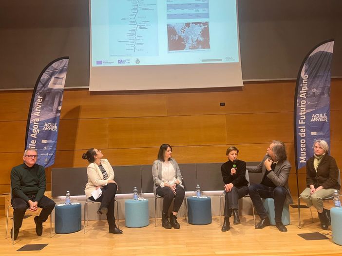 Sindaco e progettisti sul palco della Sala polivalente di Arvier