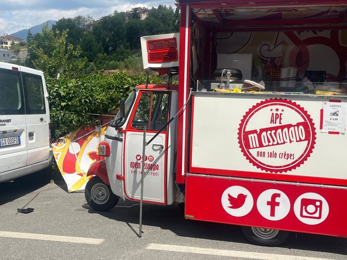 Aosta, urto tra un bus e l'Ape dei panini 'M'assaggio'
