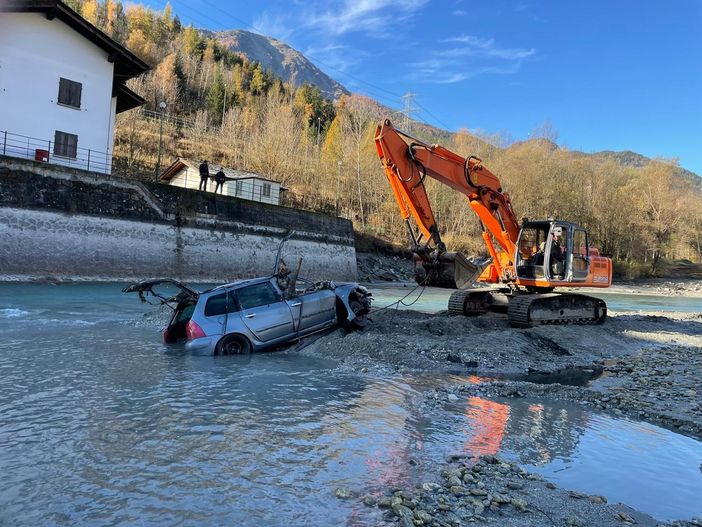 Un momento del recupero della vettura