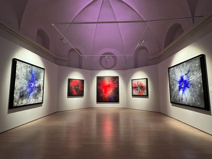 La mostra è allestita negli spazi di San Lorenzo ad Aosta (cliccare sull'immagine per avviare la minigallery)