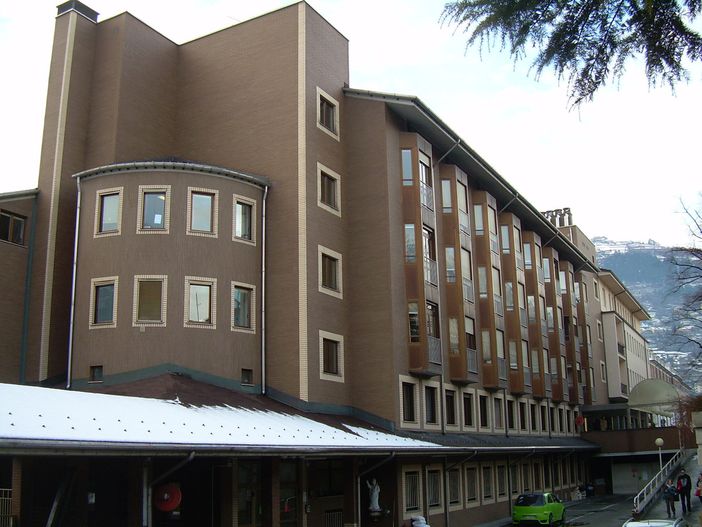 Inglese ubriaco entra alla J.B. Festaz, rompe un vaso di valore e viene arrestato