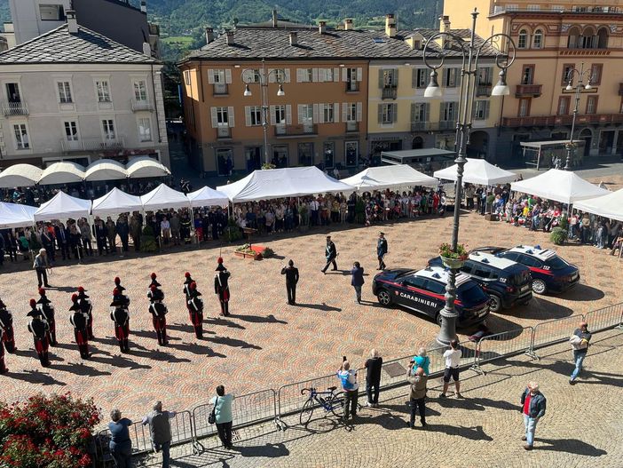 La Festa dell'Arma è stata celebrata in piazza Chanoux ad Aosta (cliccare sull'immagine per avviare la mini gallery)