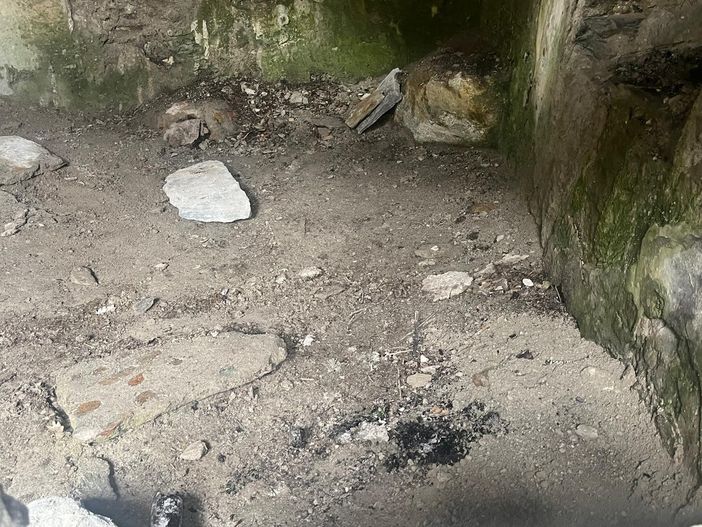 L'interno della chiesetta abbandonata dov'è stato rinvenuto il corpo senza vita della giovane