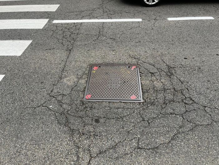 Aosta: pozzetto a rischio infossamento, via Festaz chiuderà al traffico Aosta: pozzetto a rischio infossamento, via Festaz chiuderà al traffico