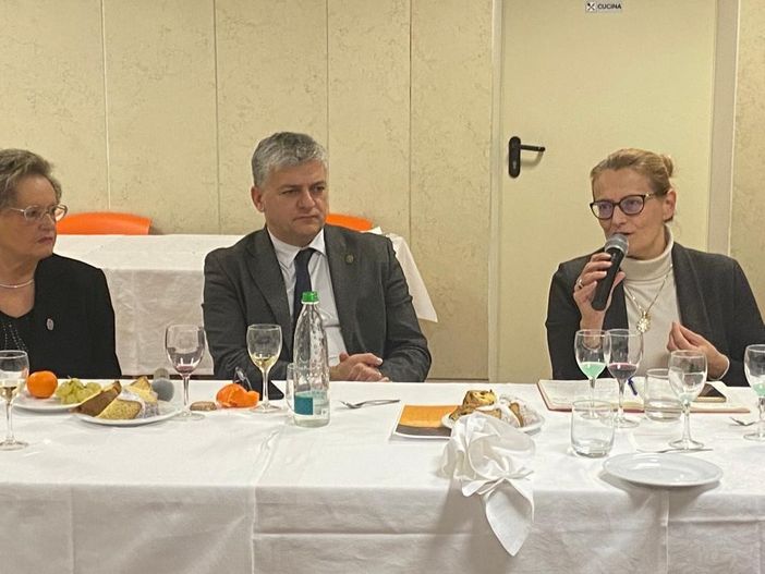 L'assessore Luigi Bertschy durante un suo intervento al Circolo Valdostano della Stampa