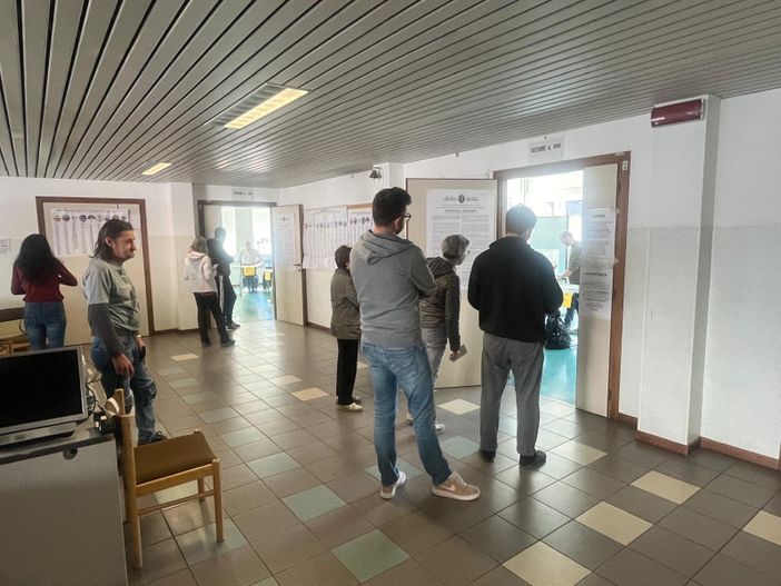 Elettori in fila ai seggi della scuola St-Roch di Aosta