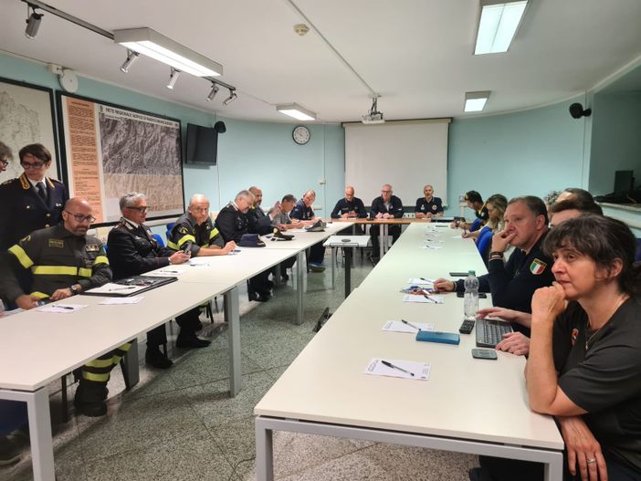 La riunione del CCS all'arrivo del capo della Protezione civile, Fabrizio Curcio, domenica sera La riunione del CCS all'arrivo del capo della Protezione civile, Fabrizio Curcio, domenica sera