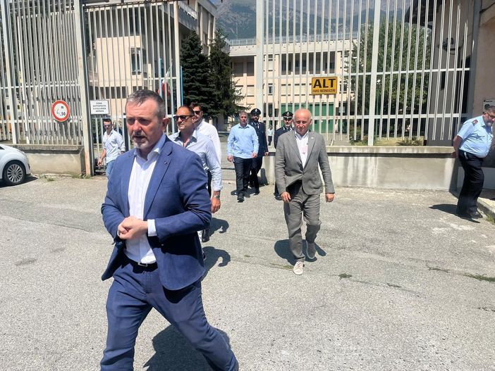 Delmastro in visita al carcere di Brissogne ribadisce le tante assunzioni ma glissa su altre questioni 'calde' VIDEOINTERVISTA Delmastro in visita al carcere di Brissogne ribadisce le tante assunzioni ma glissa su altre questioni 'calde' VIDEOINTERVISTA