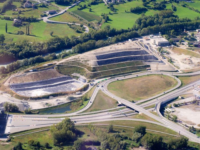 Incendio in un capannone della discarica rifiuti a Brissogne