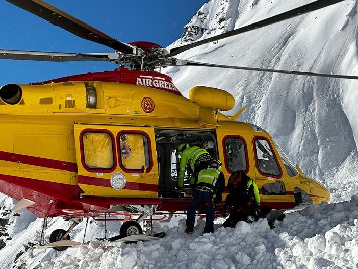 Valanga sotto il rifugio Torino, uno scialpinista ferito Valanga sotto il rifugio Torino, uno scialpinista ferito