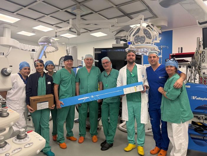 L'équipe medico-chirurgica in sala ibrida dopo l'intervento L'équipe medico-chirurgica in sala ibrida dopo l'intervento