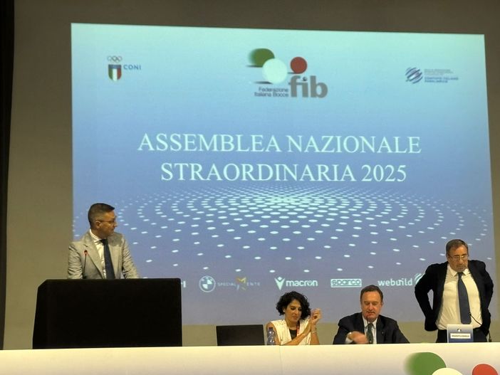 A sn Roberto Favre sul podio dell'assemblea elettiva per il suo primo intervento da Presidente A sn Roberto Favre sul podio dell'assemblea elettiva per il suo primo intervento da Presidente