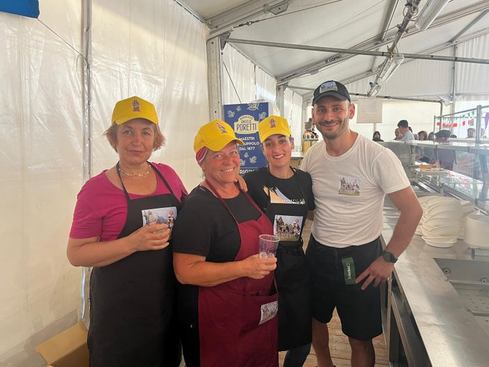 Decine di volontari sono impegnati a garantire il successo della festa (cliccare sull'immagine per avviare la minigallery) Decine di volontari sono impegnati a garantire il successo della festa (cliccare sull'immagine per avviare la minigallery)