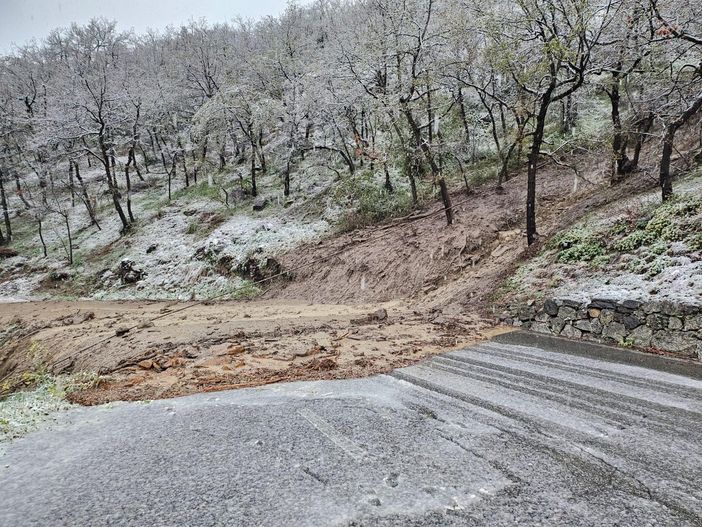 Ancora sette strade regionali chiuse; ripristinato il 98% della rete elettrica