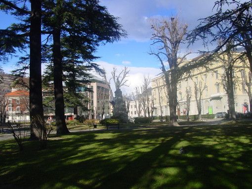 Aosta, oggi abbattimento urgente di due alberi a rischio caduta Aosta, oggi abbattimento urgente di due alberi a rischio caduta