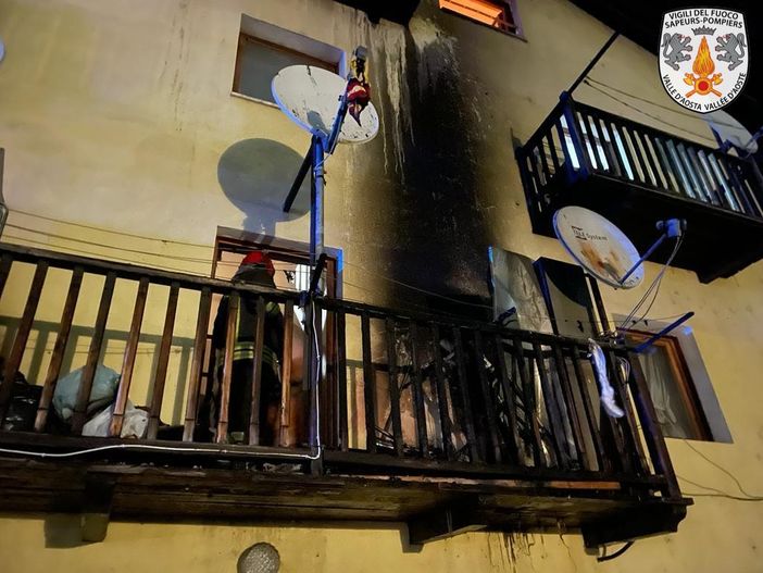 Incendio all'alba in un'abitazione a Sarre Incendio all'alba in un'abitazione a Sarre