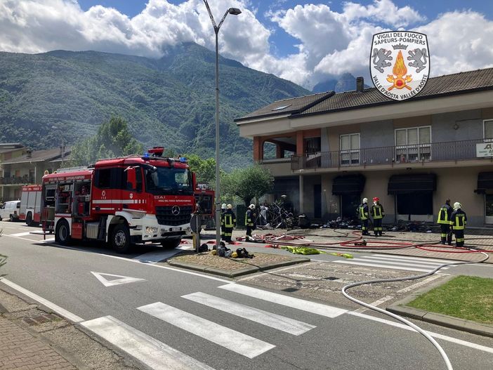 A fuoco il negozio di abbigliamento 'Au Bon Marché' di Pont-St-Martin A fuoco il negozio di abbigliamento 'Au Bon Marché' di Pont-St-Martin