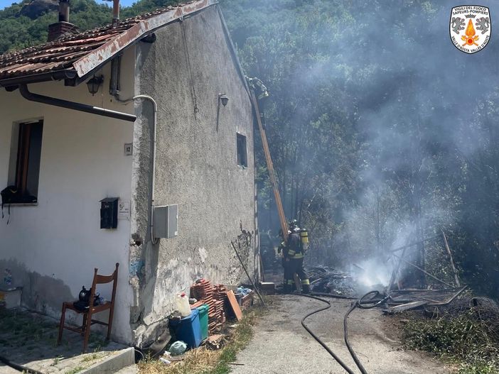 Chatillon, incendio coinvolge auto e abitazione