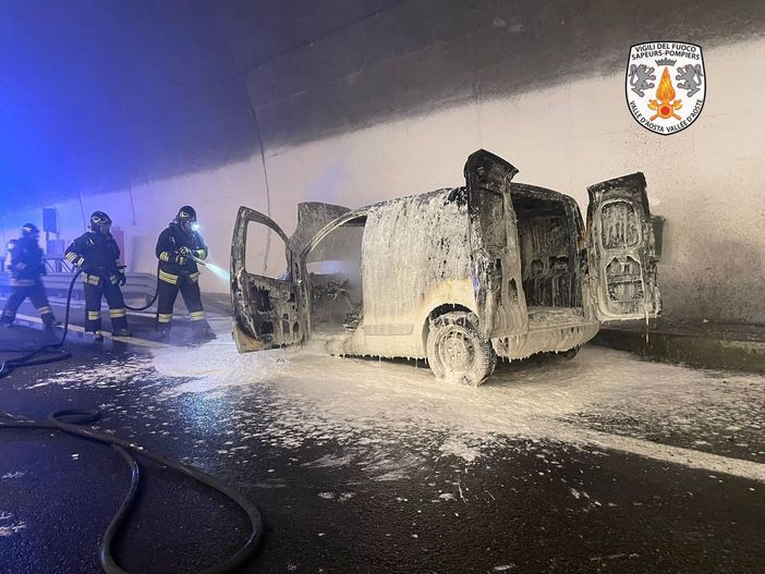 Auto in fiamme in galleria sull’A5 verso il Bianco