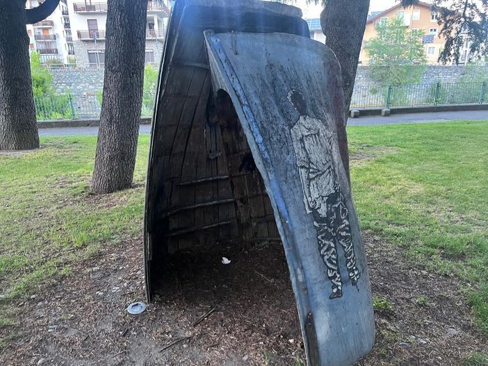 'Bimbi fate pipì nel vespasiano...', ma è una scultura dei 'Jolies Coins' di Aosta