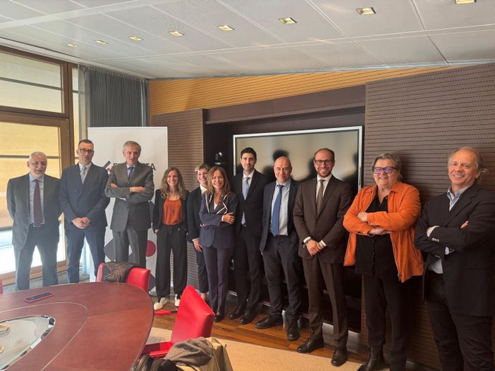 Sabrina Janin (sesta da sn) insieme al team di dirigenti e professionisti di Aosta Factor Spa