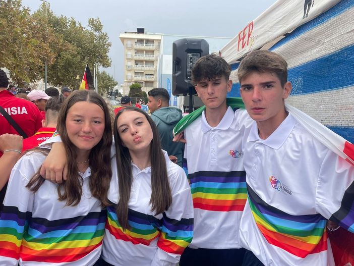 Aline Leger (prima da sn) insieme ai compagni di squadra in Spagna