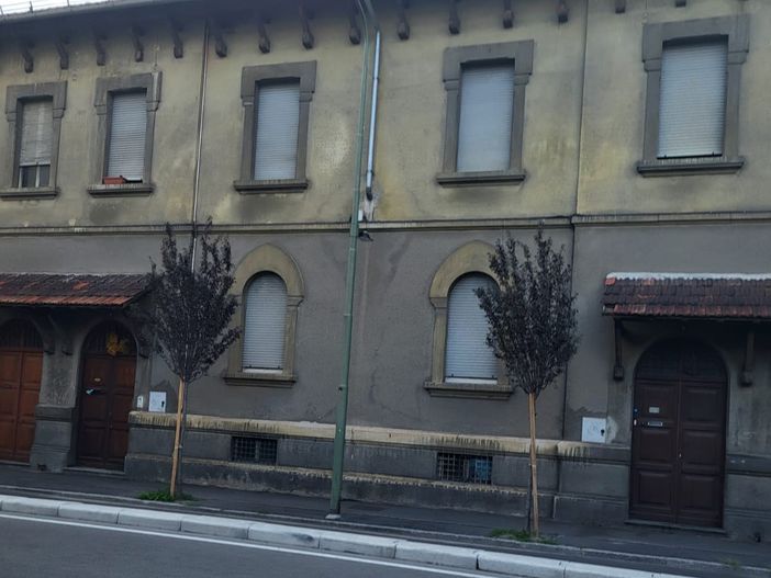 Vetri rotti pericolanti; intervento dei Vigili del fuoco in via Elter ad Aosta