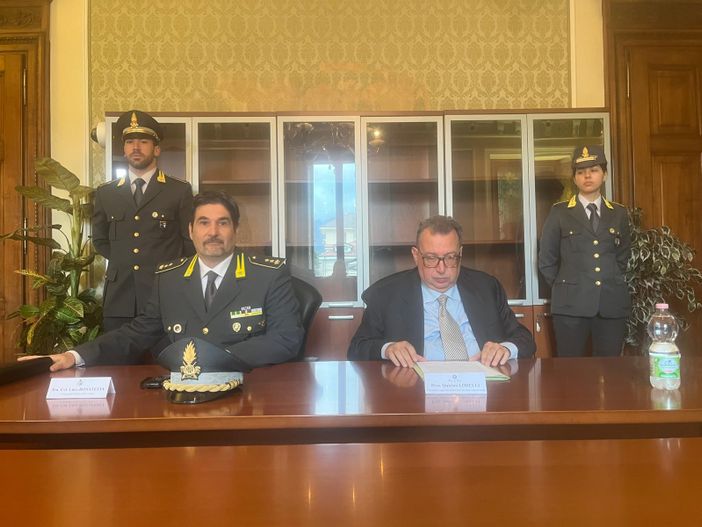 Da sn il colonello Luca Bonatesta e il procuratore della Corte dei conti della Valle d'Aosta, Quirino Lorelli Da sn il colonello Luca Bonatesta e il procuratore della Corte dei conti della Valle d'Aosta, Quirino Lorelli