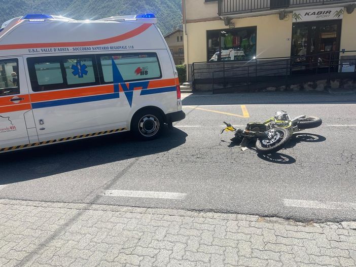 Arnad: auto contro moto, ferito un giovane