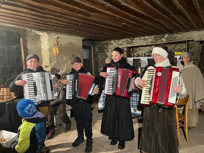 Un momento gioioso in una delle tante Veillà organizzate in Valle (cliccare sull'immagine per avviare la gallery)