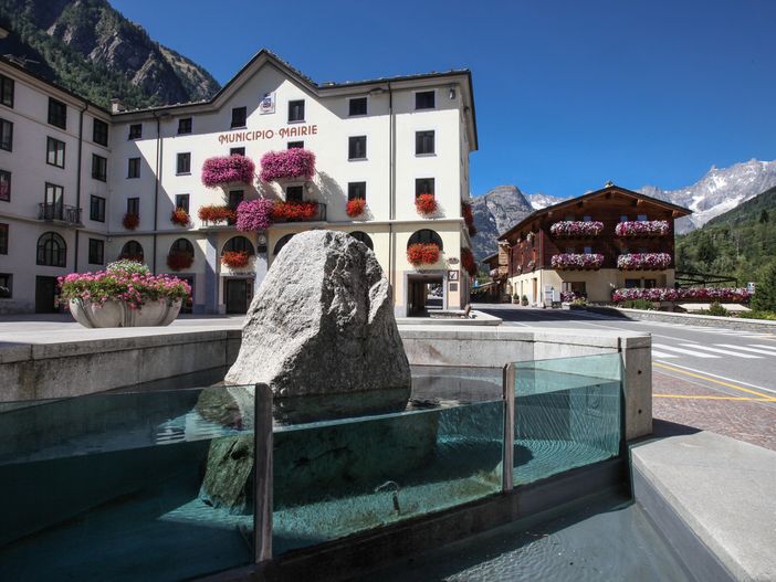 Ganis (FI), La Valdigne attende la piscina a Pré-Saint-Didiér' Ganis (FI), La Valdigne attende la piscina a Pré-Saint-Didiér'