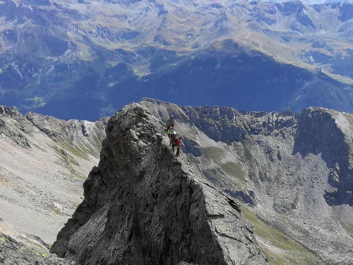 'Chi è il folle che ha fatto volare il suo drone a due metri da noi mentre salivamo la parete?' 'Chi è il folle che ha fatto volare il suo drone a due metri da noi mentre salivamo la parete?'