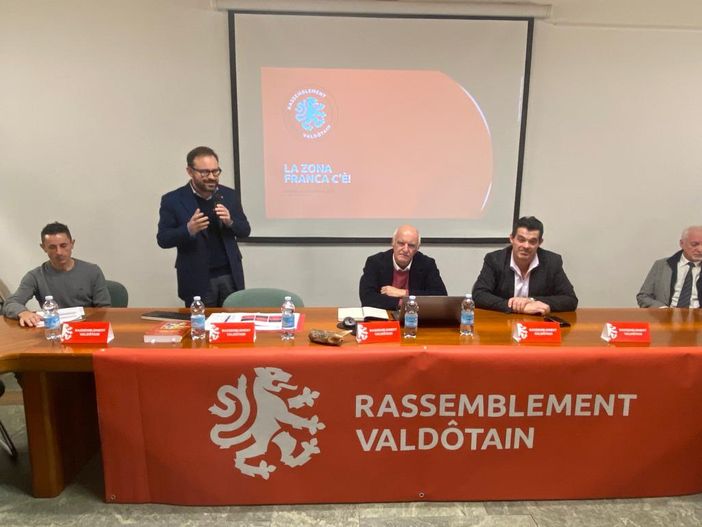 I vertici di Rassemblement Valdotain durante un incontro con la popolazione (foto di archivio) I vertici di Rassemblement Valdotain durante un incontro con la popolazione (foto di archivio)