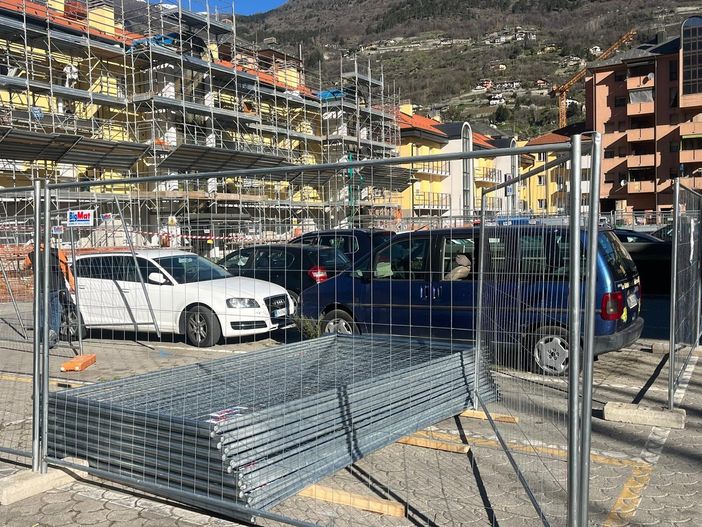 'Parcheggi recintati e stalli occupati da auto abbandonate: adesso basta' 'Parcheggi recintati e stalli occupati da auto abbandonate: adesso basta'