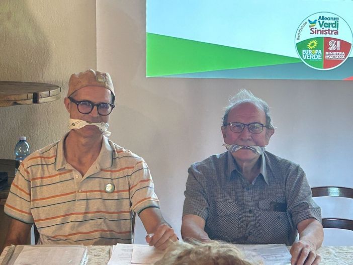 Referendum, protesta silenziosa: Riccarand e Kratter imbavagliati contro l’esclusione dai tabelloni elettorali