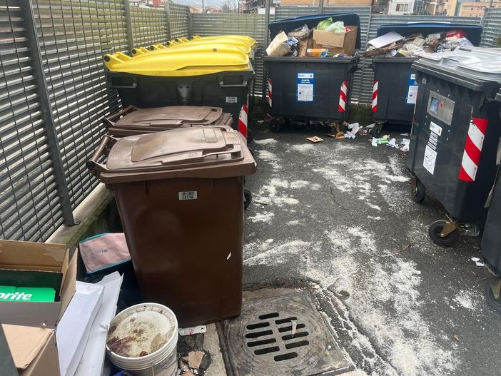 Aosta, rifiuti abbandonati nell’area di conferimento in corso Ivrea: proteste di residenti e commercianti