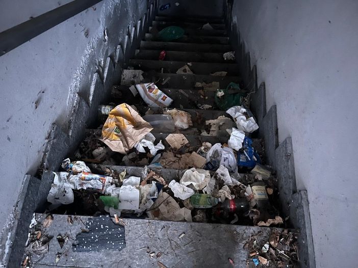 Una delle due scale di accesso al piano interrato della scuola Una delle due scale di accesso al piano interrato della scuola