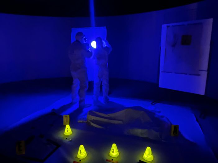 Polizia Scientifica al lavoro, in una simulazione allestita in una sala dell'Area Megalitica