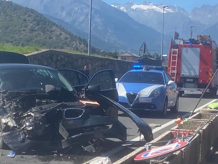 Violento scontro tra due auto a Charvensod
