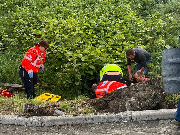I soccorritori prestano le prime cure sul posto al giovane motociclista