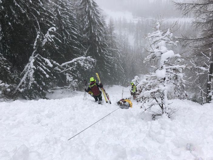 Recuperati un freerider ferito e quattro bloccati in un canalone in Val Veny