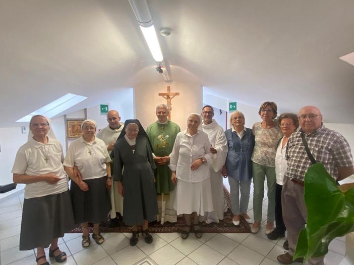 Le Suore della Carità della comunità aostana nell'agosto del 2023, quando il Vescovo Franco Lovignana incontrò suor Loretta insieme a don Isidoro Mercuri Giovinazzo, presidente AIPaS