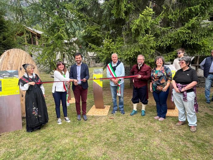 Al centro Alice Chanoux, Marco Carrel e Paolo Chanoux tagliano il nastro inaugurale del sentiero