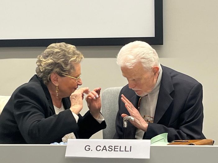 Maria Grazia Vacchina, segretaria regionale di Cittadinanzattiva VdA insieme al magistrato Giancarlo Caselli