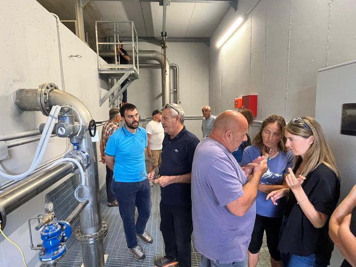 Un momento del sopralluogo: l'assessore Carrel (primo da sn) insieme all'ingegnere Corrado Trasino (a capo dello Studio che ha progettato le opere); il presidente dei CMF, Giorgio Lale Murix, illustra alcuni dettagli alla dirigente Anais Piccot (prima da dx)