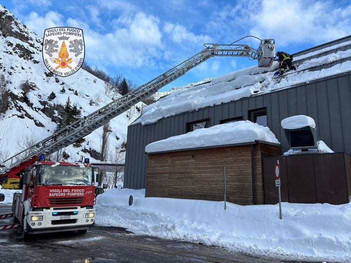 La Thuile, neve pericolante dal tetto dell'Ufficio Turismo La Thuile, neve pericolante dal tetto dell'Ufficio Turismo