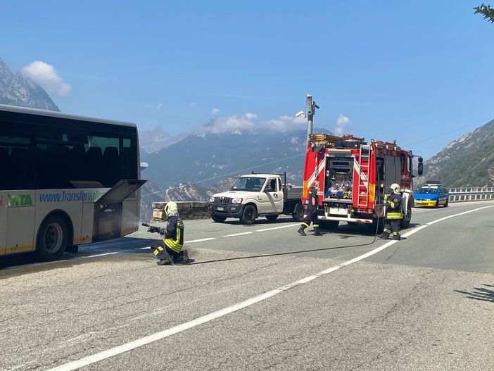 Spento dai volontari l'incendio alla marmitta di un pullman