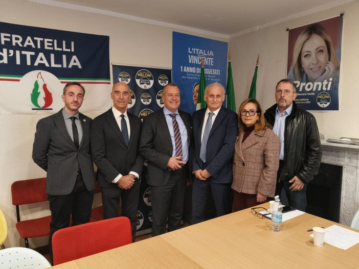 Il deputato Alessandro Urzì (al centro nella foto tra Massimo Lattanzi e Alberto Zucchi) in visita ad Aosta Il deputato Alessandro Urzì (al centro nella foto tra Massimo Lattanzi e Alberto Zucchi) in visita ad Aosta