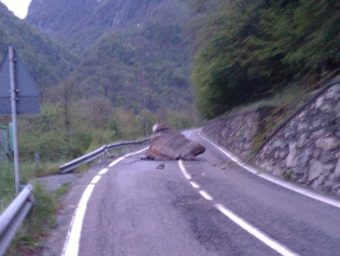 Grosso masso sulla regionale di Pontboset, chiusa la strada